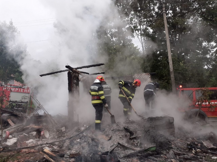 Bărbat din Cluj, MORT în INCENDIU. O anexă a casei a luat foc din cauza sobei. FOTO